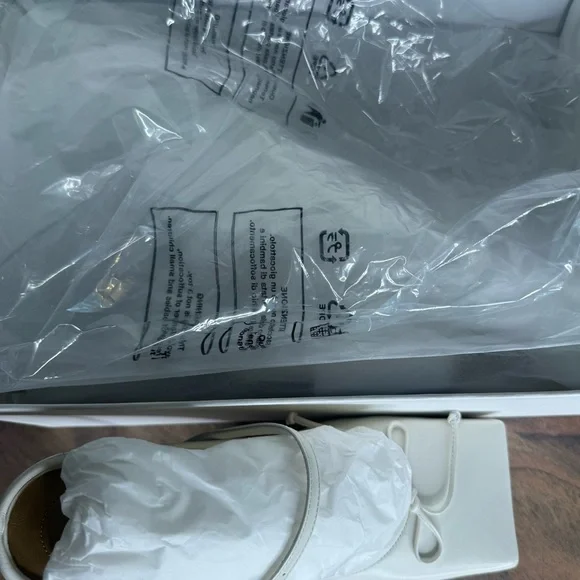 Jacquemus Elegant Off White Square-Toe Heeled Sandals - Picture 5 of 6